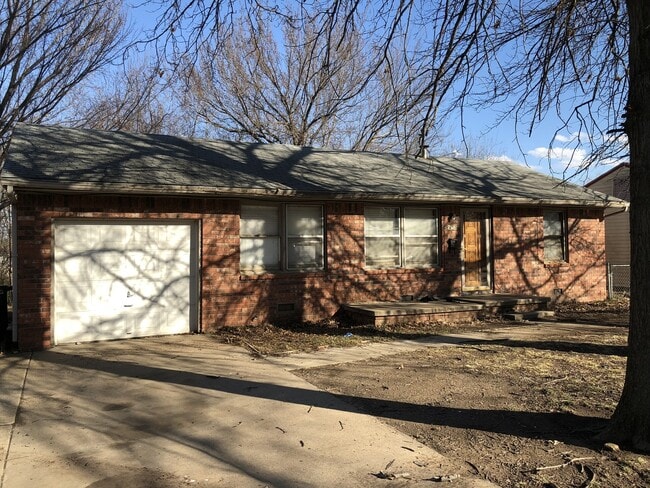 Building Photo - 3 bdrm w/garage Rental