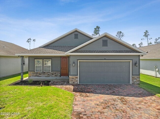 Building Photo - Spacious 3Bed/2Ba Home Located on a Privat...