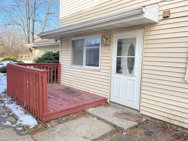 Building Photo - 2 Bedroom Townhome