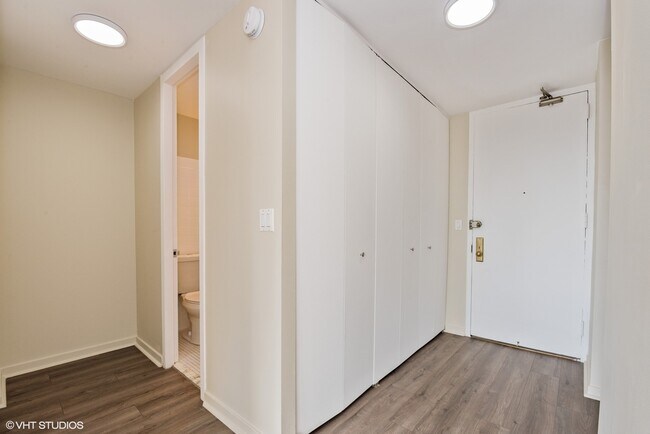 Photo - 655 W Irving Park Rd Unidad 1505