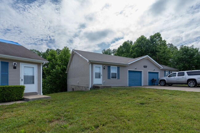 Photo - 137 Maureen Dr Unit A