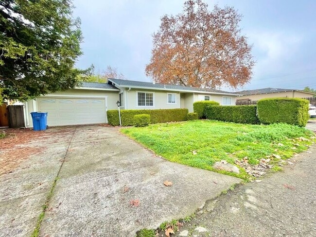 Building Photo - This beautifully maintained 3-bedroom, 2-bathroom Windsor home