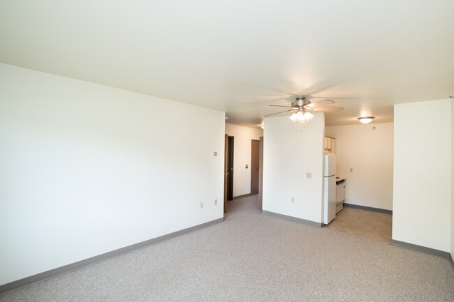 Hickory Drive & Pinecrest Community