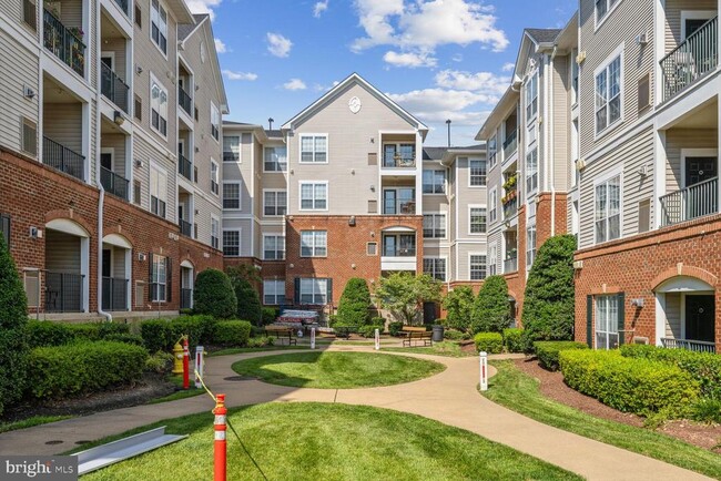 Building Photo - 4850 Eisenhower Ave Unit 205