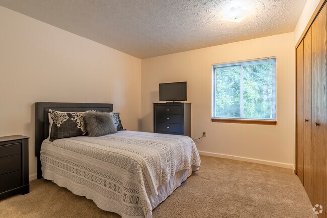 2BR, 2BA - 950SF - Bedroom 2