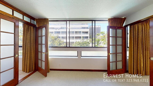 Photo - 880 W 1st St