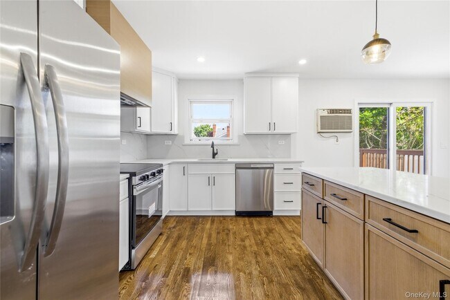 Photo - 561 Woodbury Rd