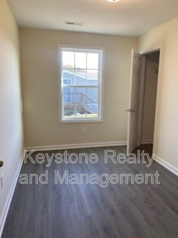Photo - 131 Mace Ln
