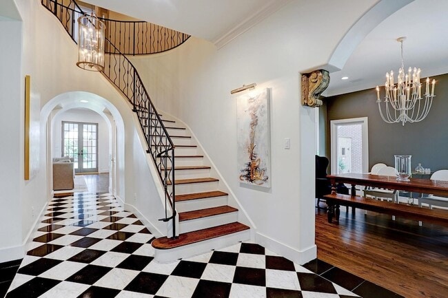 Photo - 3779 Robinhood St