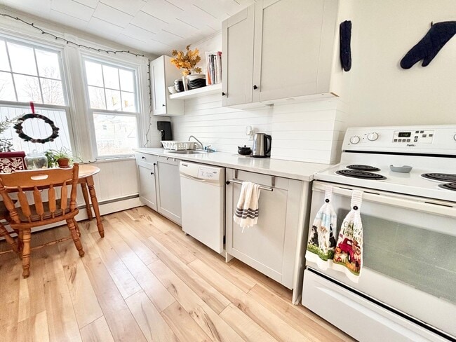 Photo - 2 Bedroom / 1 Bathroom Apartment for Rent ! Unit Apt 3