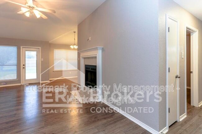Photo - 1614 Twisted Oak Dr