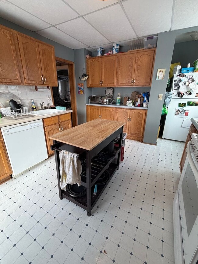 Photo - AVAILABLE JUNE - 5 Bed 2 Bath In East Hillside