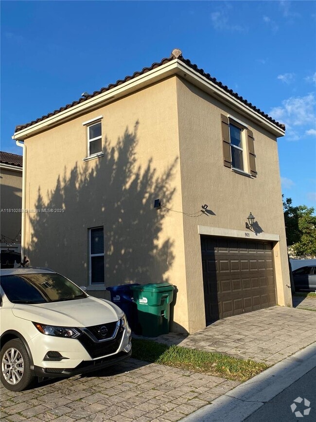 Building Photo - 9409 SW 171st Pl Unit Annex Rental