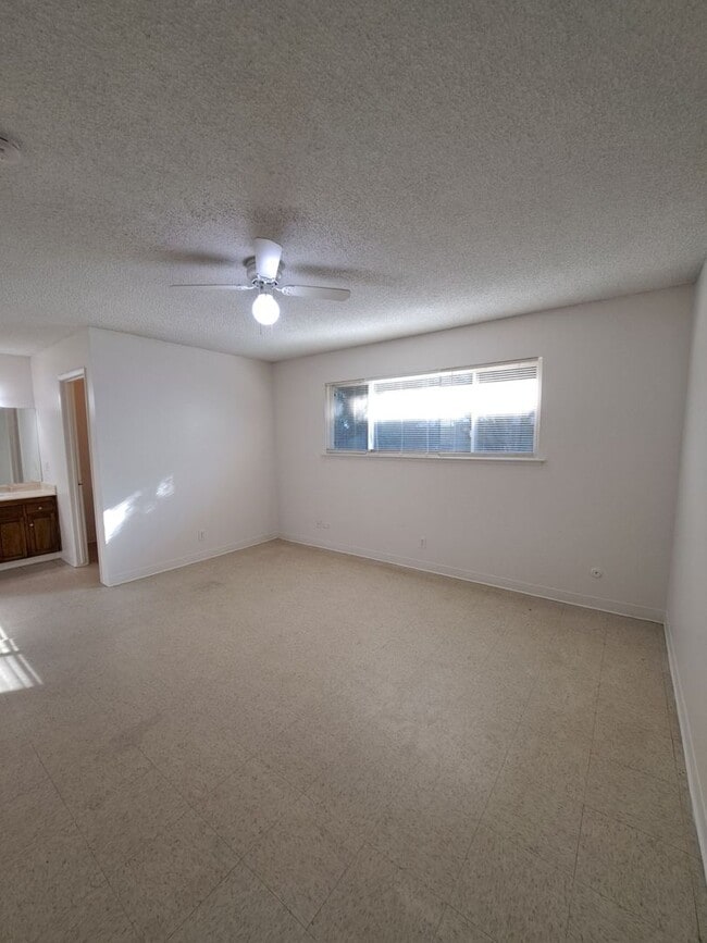 Photo - 4864 E University Ave Unidad B