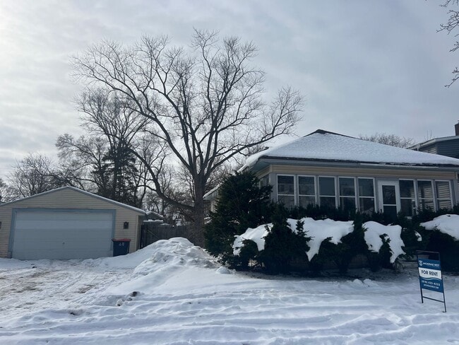Building Photo - Lovely 2 Bedroom Southside Holland
