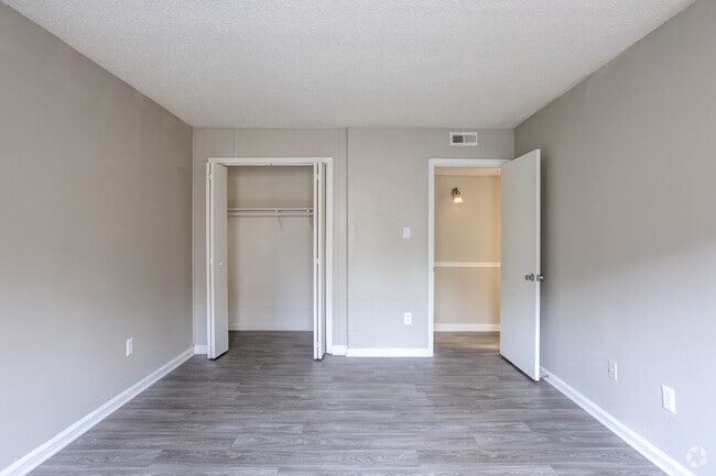 2BR, 1.5BA - 975 SF