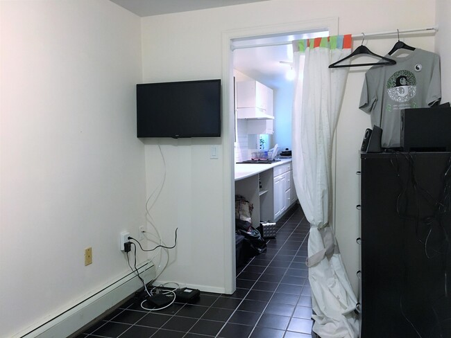 Photo - 1517 Comox St Unit 3