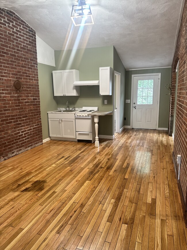 Building Photo - 502 Providence St Rental