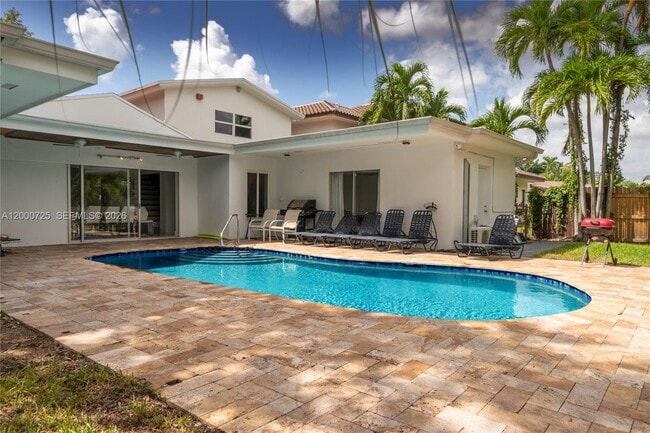 Photo - 2555 NE 202nd St