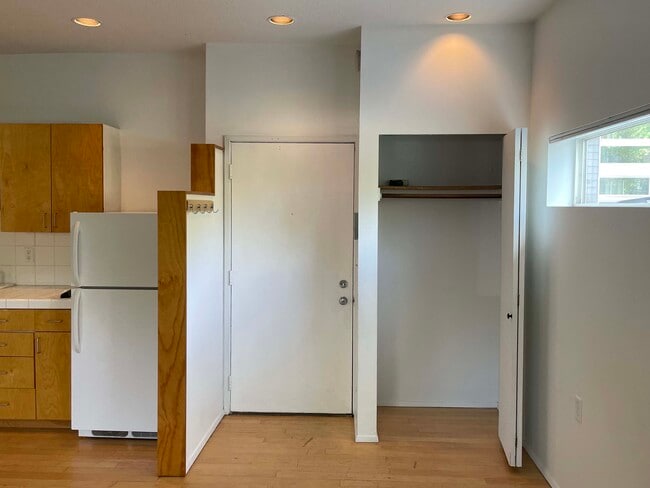 Fotografía del edificio - 1501 E Spring St Unidad 1