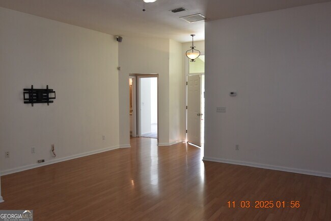 Photo - 202 Hallowes Dr S