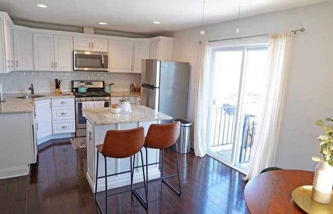 Building Photo - 104 H St Unit 2