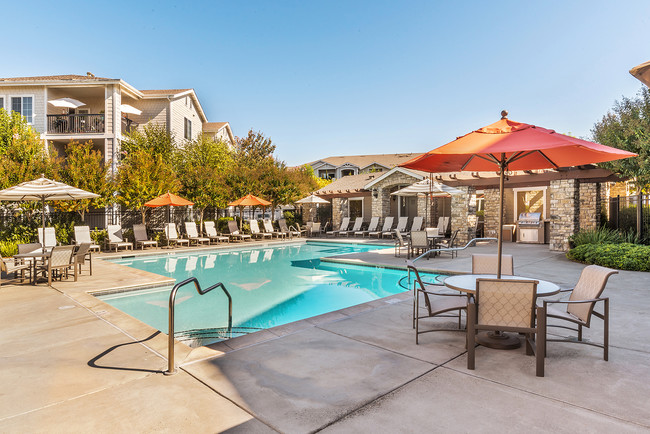 Piscina estilo centro turístico con spa y terraza - Vineyard Creek Apartments