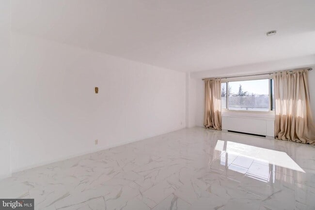 Building Photo - 4201 Cathedral Ave NW Unit 911W