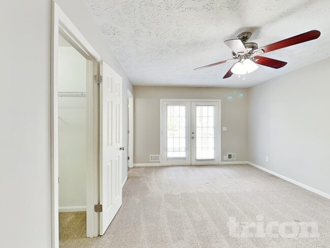 Photo - 425 Monivea Ln