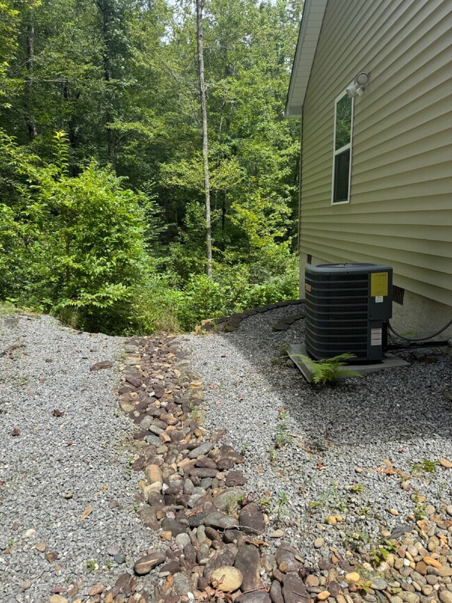 Photo - "Charming 3-Bed Retreat in Hendersonville ...