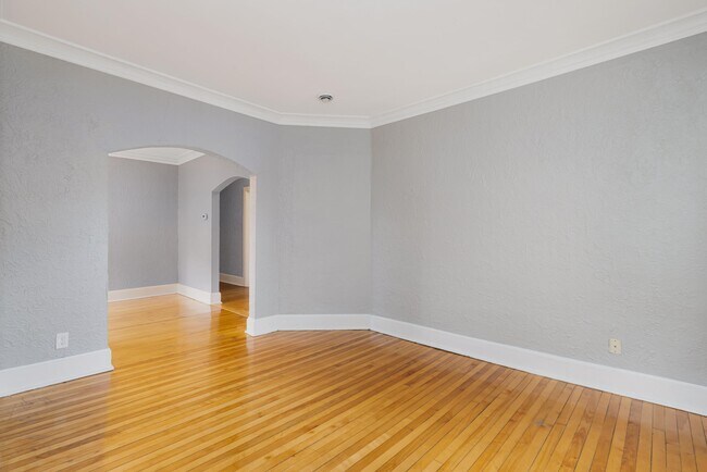 4631 N Oakland Ave