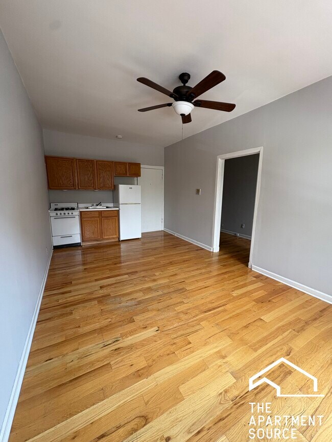 Building Photo - 1050 W George St Unit 105