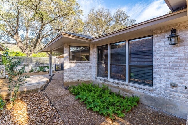 Photo - RENOVATED 2-BEDROOM IN WHISPERING OAKS