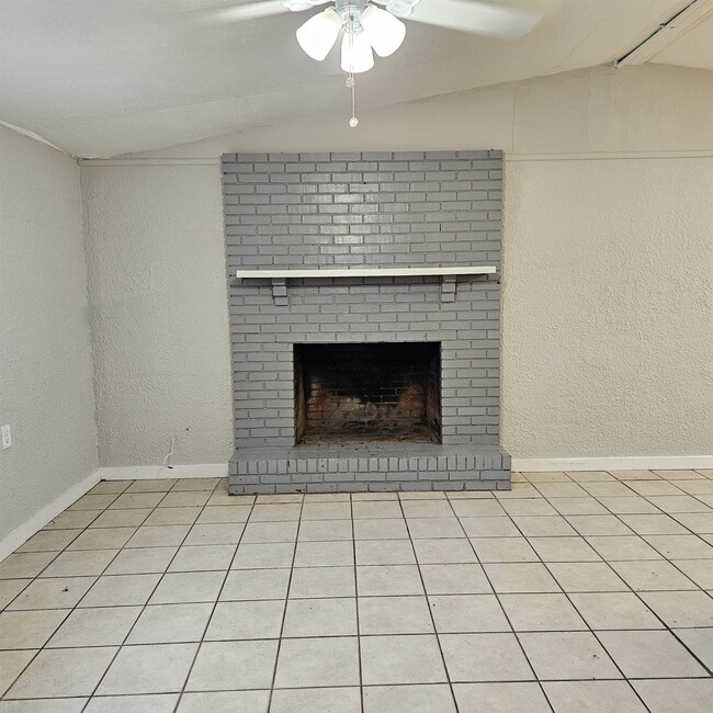 Building Photo - 1516 Majestic Ave