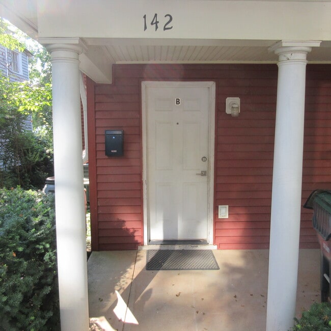 Entry Ext - 142 Carlton Rd Unit B