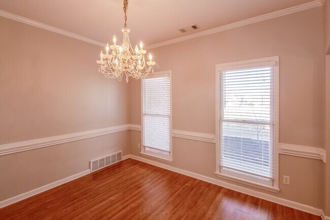 Photo - 2064 Milbrey St