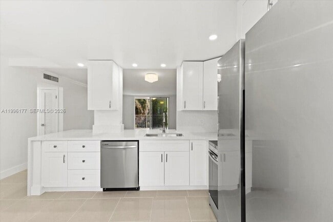 Building Photo - 319 NE 14th Ave Unit 201