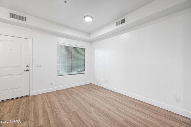 Photo - 4608 W Maryland Ave Unidad 1157