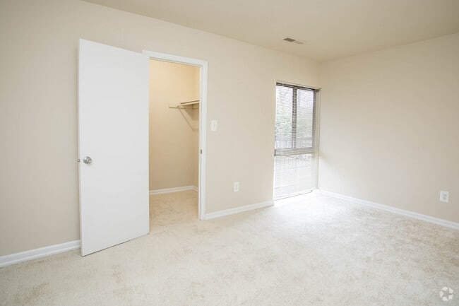 1BR, 1BA -895 SF