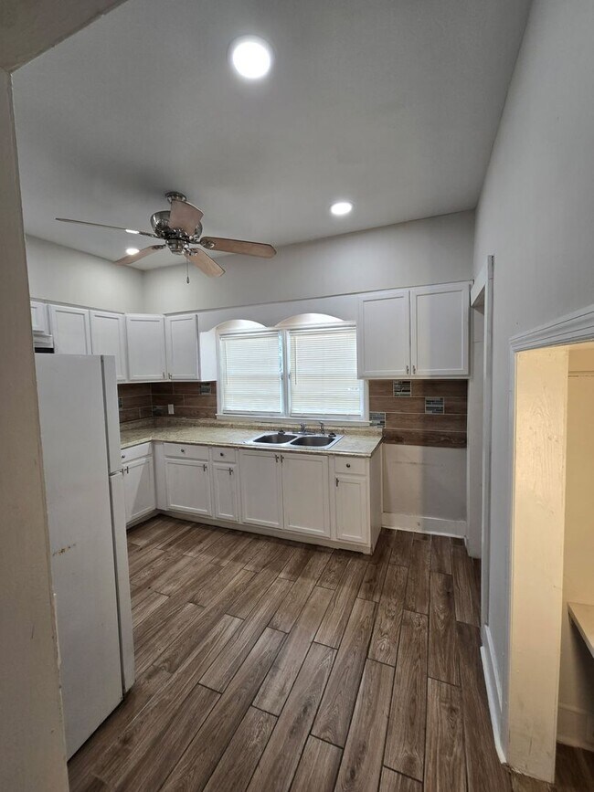 Photo - 821 W 39th St