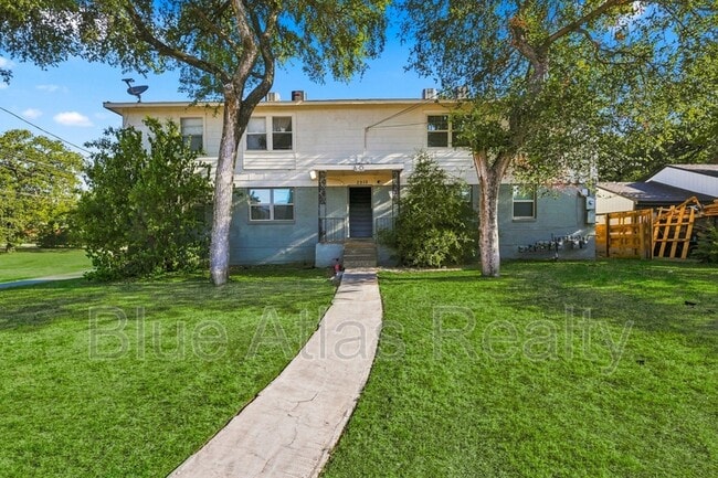 Building Photo - 2215 Riverview Dr Unit A