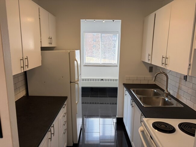 Building Photo - 1835 Bloor St Unit 306