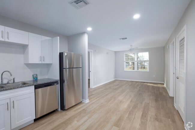 2BR, 2BA - 927SF - Entrance - New Trail Plaza