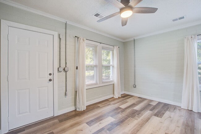 Photo - 118 Klein St