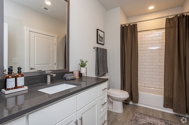 1BR, 1BA - 736SF