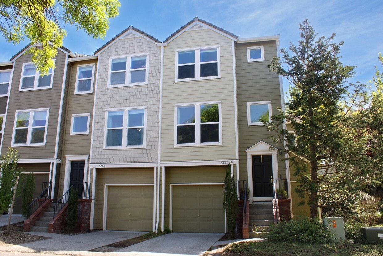 Stunning Forest Heights Home with Washer/D... - Stunning Forest Heights Home with Washer/D...