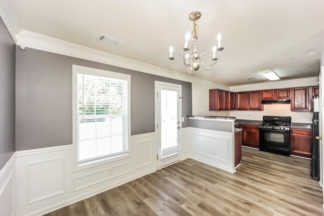 Photo - 1906 Dalton Way