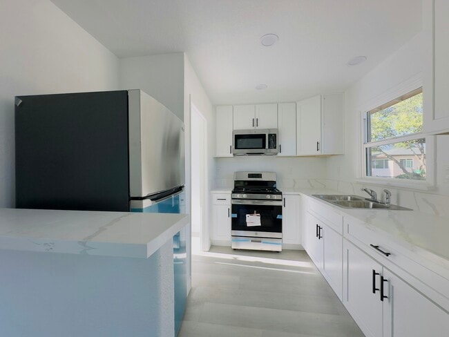 Building Photo - 231 E Nicolet St Unit 231 Rental