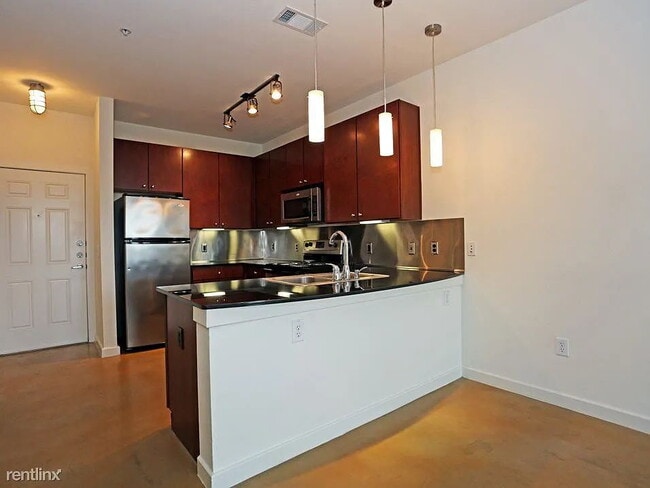 Building Photo - "Chic 1-Bed Oasis in the Heart of Austin's Vibrant South Congress!"