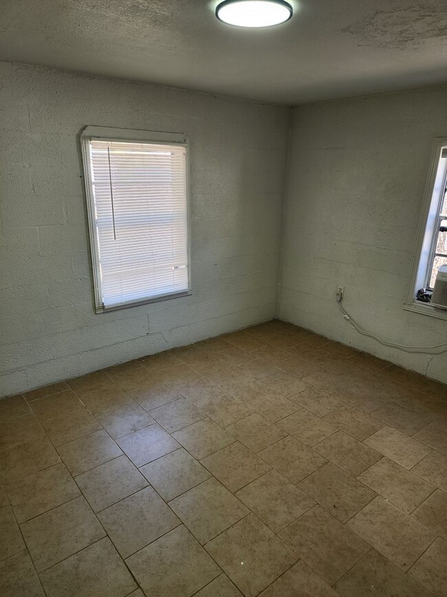 Photo - 2 Bed / 1 Bath Home for Rent – $850 (Utili...